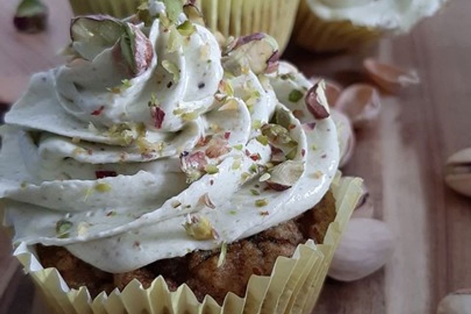 Zucchini-Kurkuma-Törtchen mit Pistazien und Buttercreme