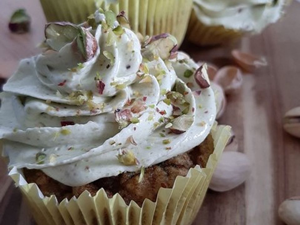 Zucchini-Kurkuma-Törtchen mit Pistazien und Buttercreme| Chefkoch