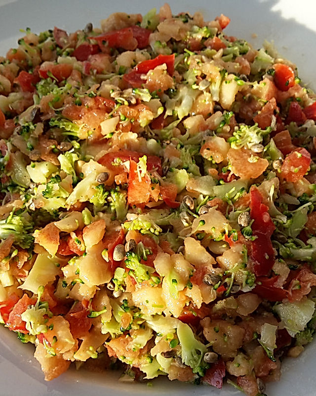 Brokkoli-Paprika-Apfel Salat mit Hanfsamen und Erdnüssen