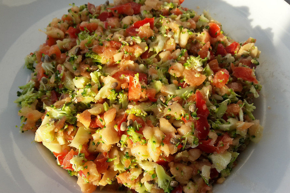 Brokkoli-Paprika-Apfel Salat mit Hanfsamen und Erdnüssen