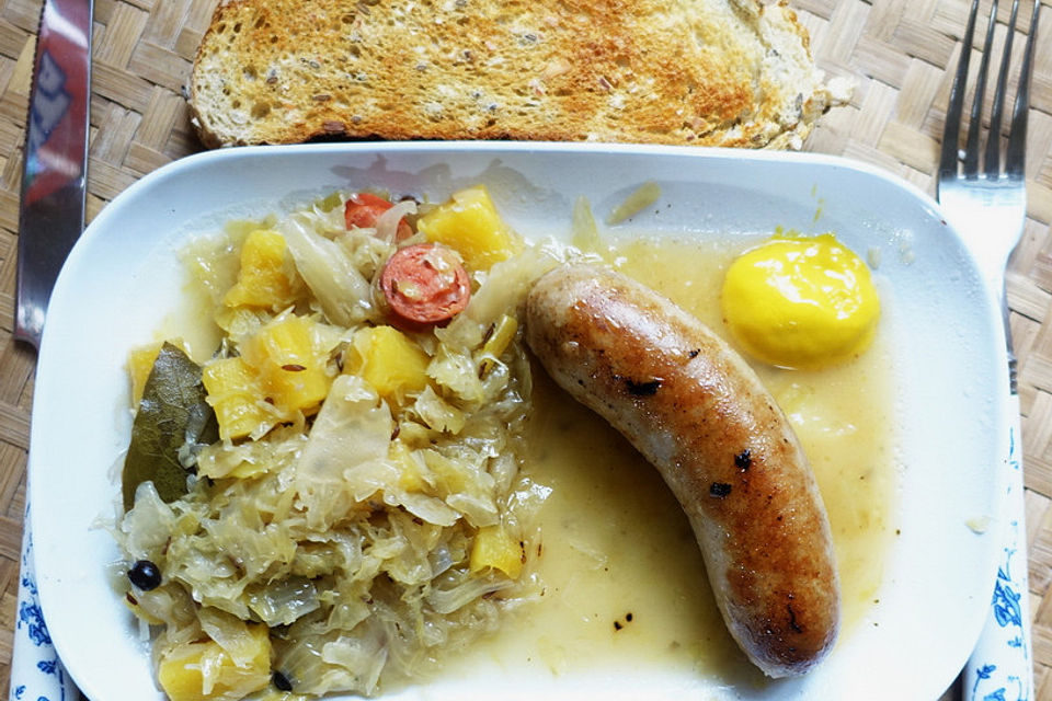 Ananaskraut mit Bratwurst auf Jäger Art