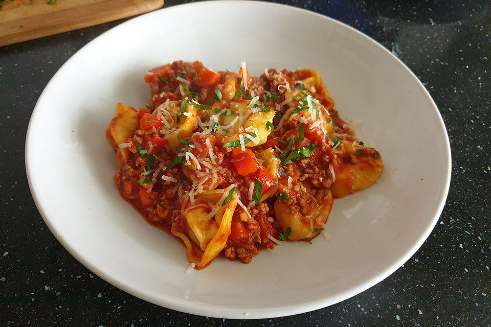 Tortellini mit Chunky Beef Sauce