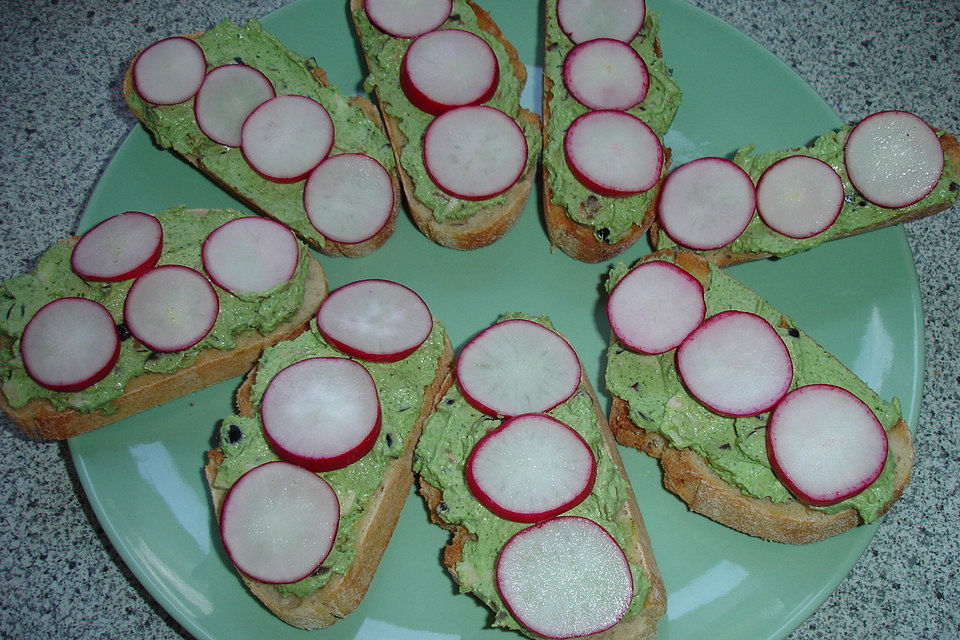 Crostini mit Rucolacreme und Radieschen