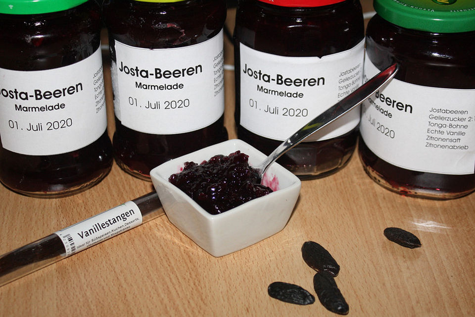 Marmelade aus Jostabeeren, Himbeeren und Erdbeeren