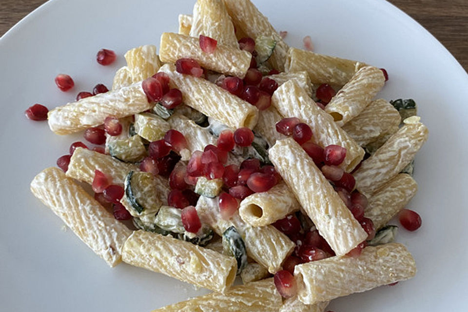 Pasta mit Zucchini, Ziegenkäse und Granatapfel