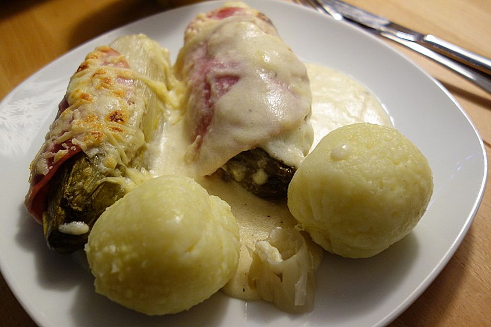 Chicoree mit Schinken und Käsesauce