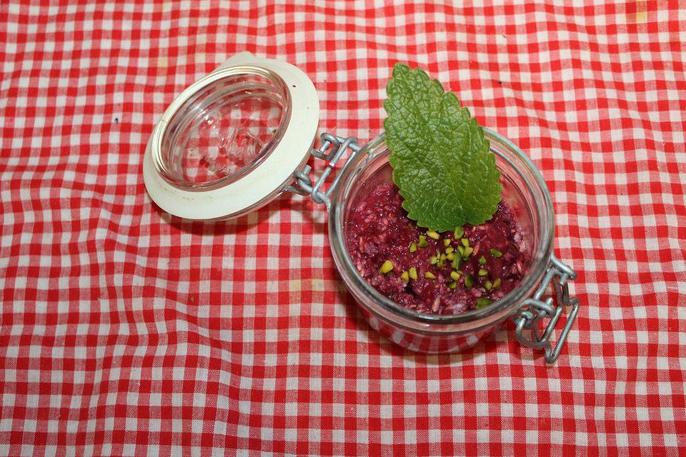 Veganes Beeren-Porridge mit Pistazien