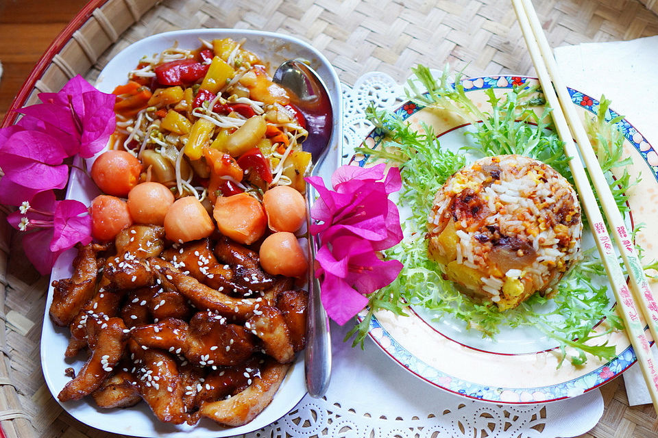 Hühnerbrust mit Ananas, Papaya und gebratenem Reis