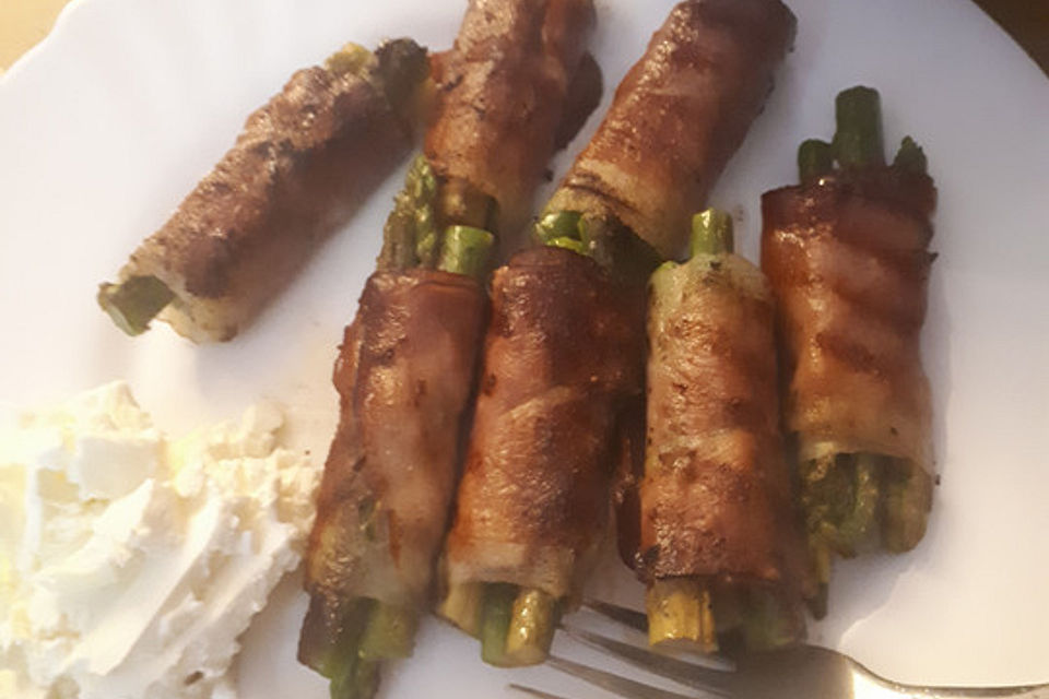 Spargel-Schinken-Röllchen mit Salat