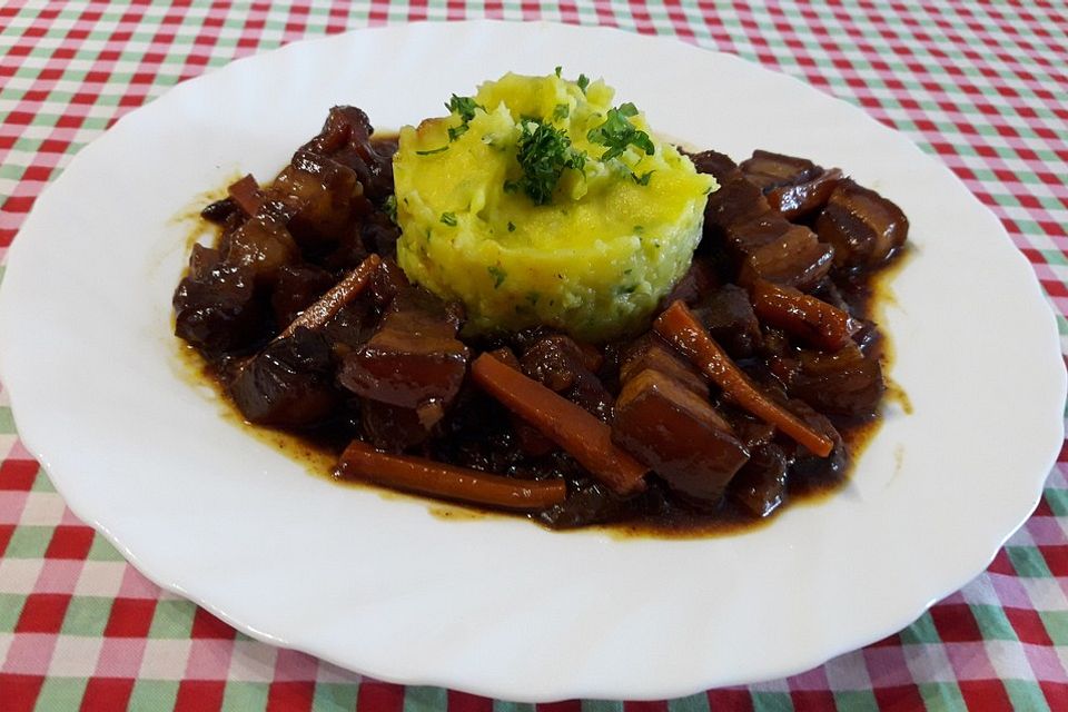 Schweinebauchwürfel mit Backpflaumen