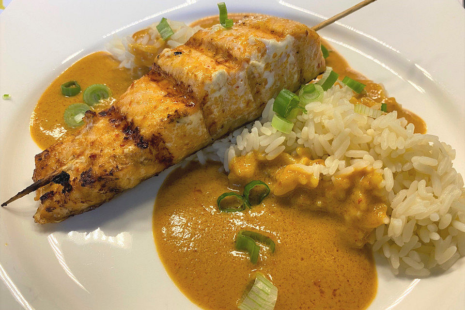 Lachs mit Red-Thai-Curry-Erdnuss-Sauce