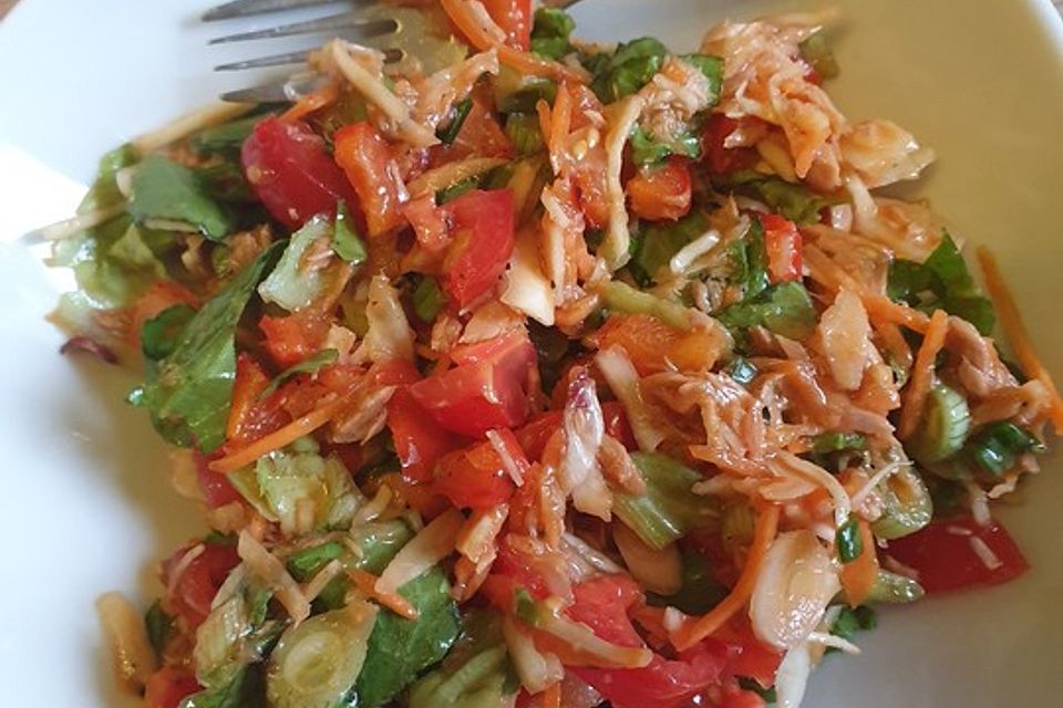 Schneller gemischter Salat mit Thunfisch und Paprika