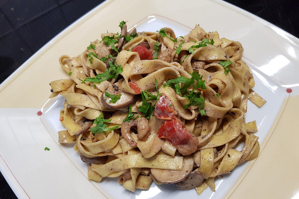 Tagliatelle mit Garnelen in schwarzer Knoblauch-Safran-Sahnesoße