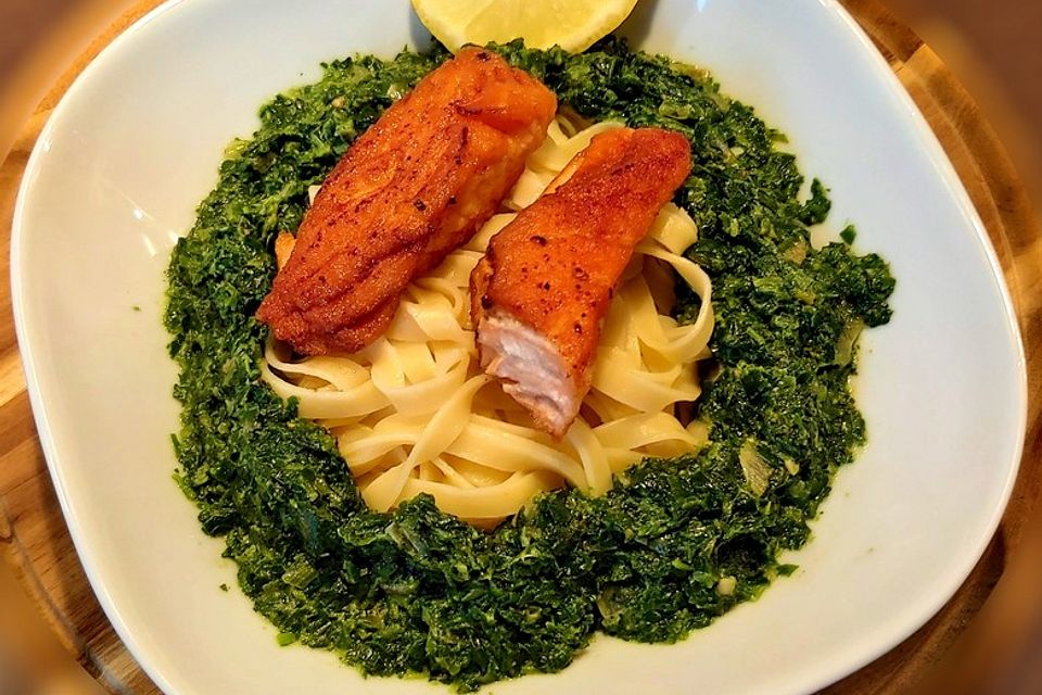 Knuspriger Lachs mit Spinat auf Tagliatelle