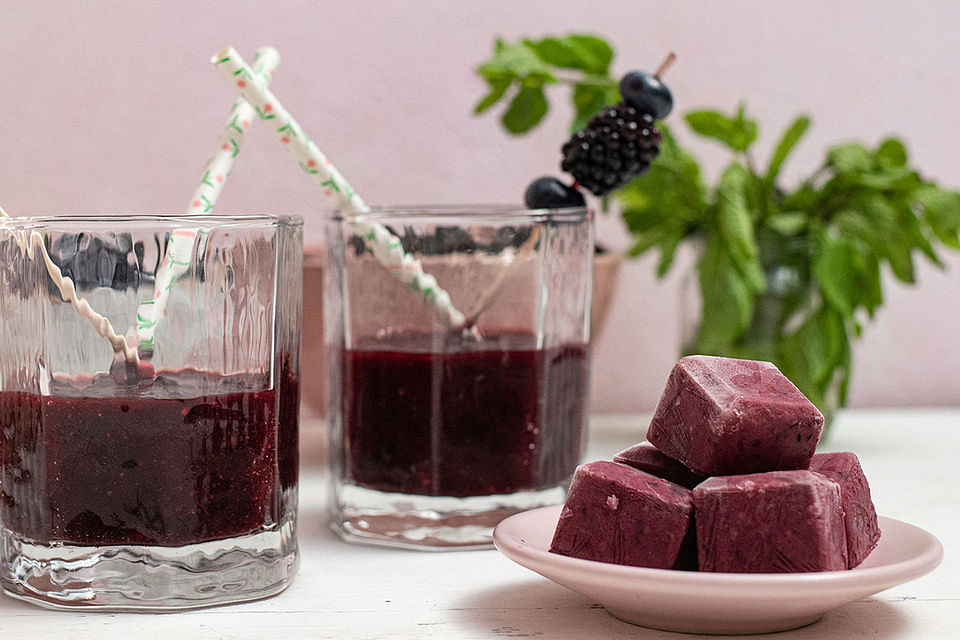 Smoothie und Frucht-Eiskonfekt aus überreifen Früchten