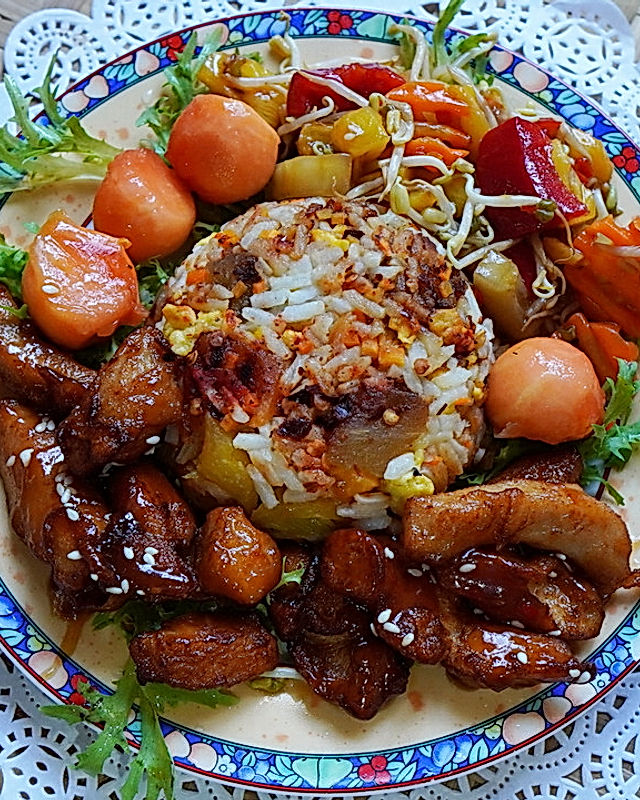 Süß-sauer-scharfes Hühnerfleisch mit Papaya und gebratenem Reis