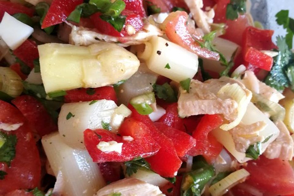 Spargelsalat mit Hühnchenbrust und Koriander