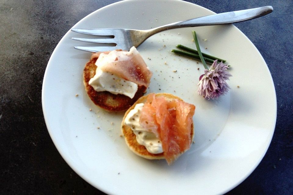 Blini mit Kräuterfrischkäse und geräuchertem Lachs