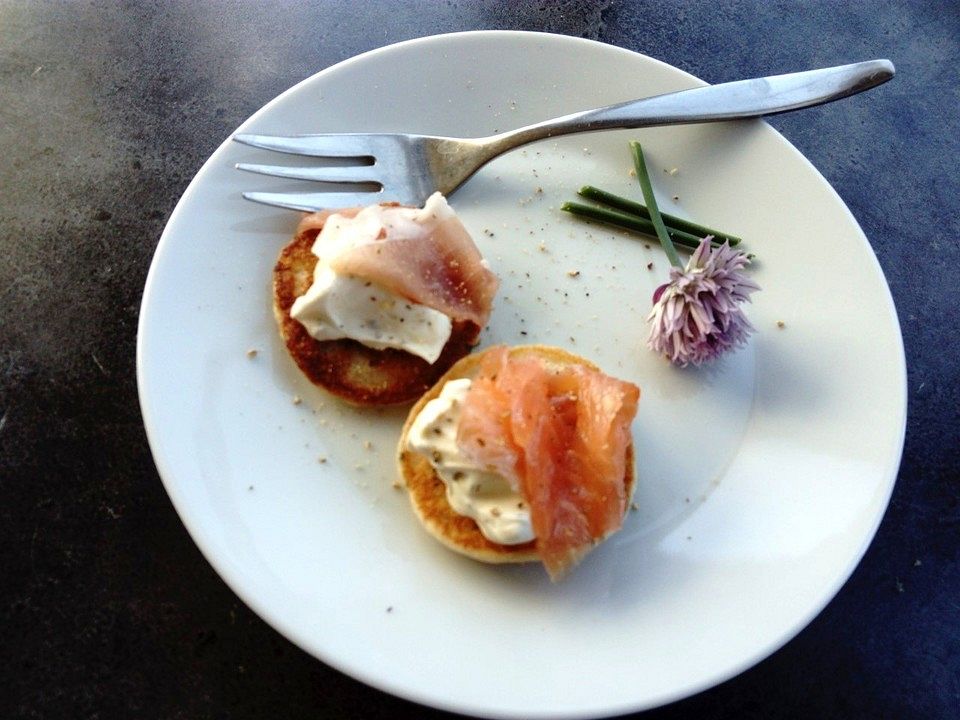 Blini mit Kräuterfrischkäse und geräuchertem Lachs von -irene-| Chefkoch