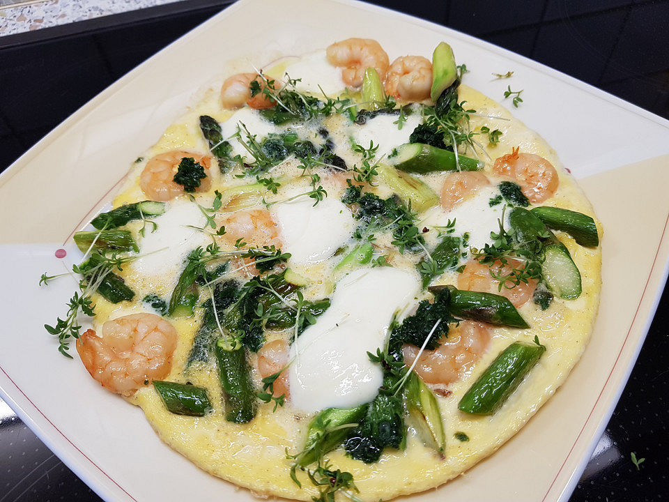 Omelette deluxe mit geräucherten Garnelen und grünem Spargel von küchen ...