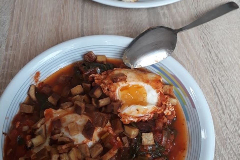 Shakshuka mit Spinat und Tomaten