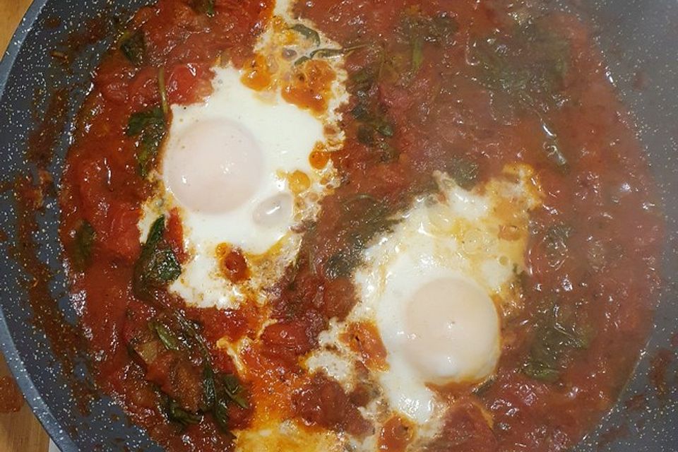 Shakshuka mit Spinat und Tomaten