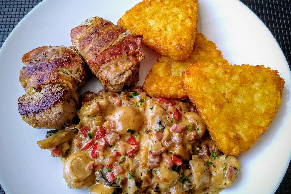 Schweinefiletmedaillons im Speckmantel mit Champignon-Speck-Rahmsauce und Rösti-Ecken