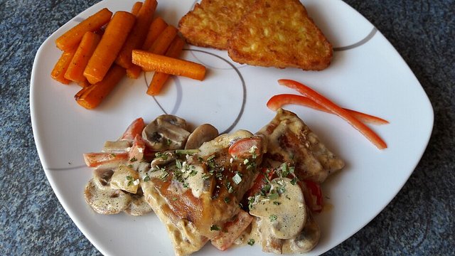 Schweinefiletmedaillons im Speckmantel mit Champignon-Speck-Rahmsauce ...