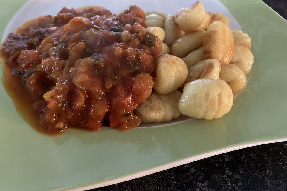 Gnocchi mit stückiger Tomatensoße