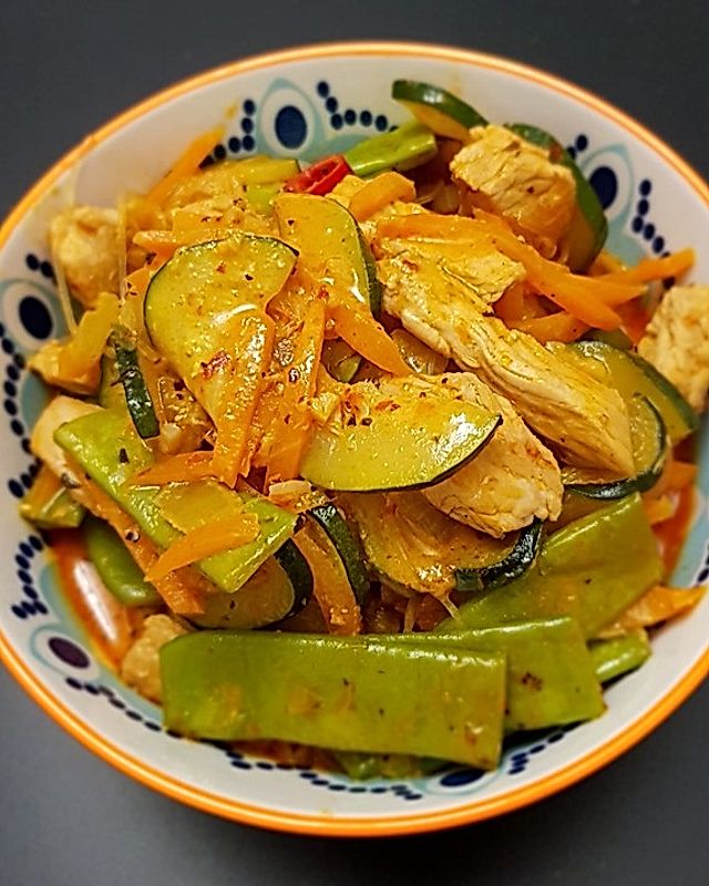 Rotes Thai Curry mit Hähnchen und Gemüse