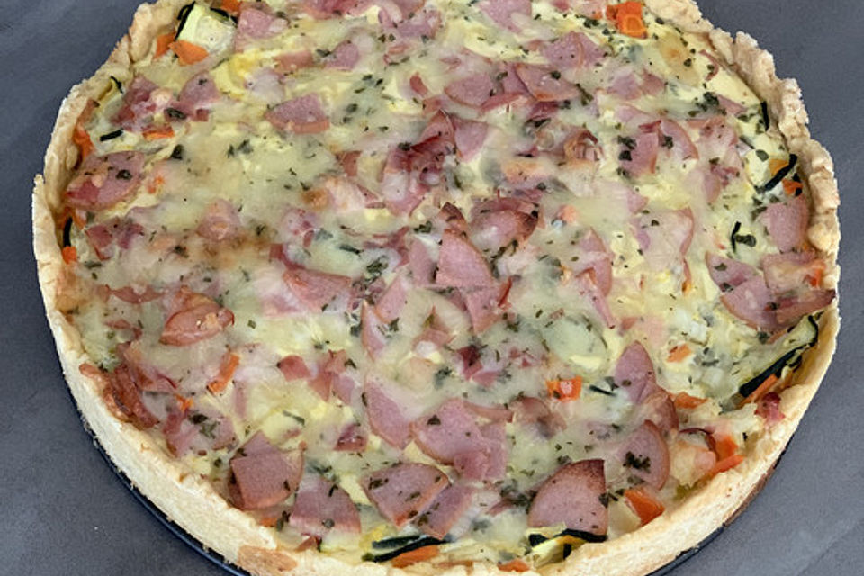 Quiche mit Wurst und Gemüse