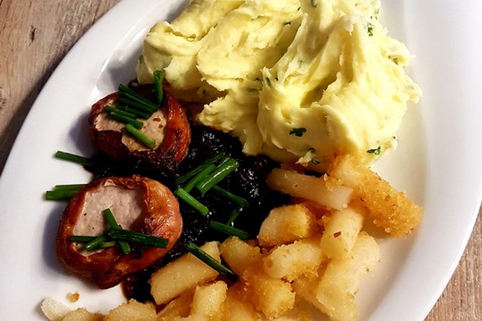 Schweinefilet im Schwarzwälder-Schinken-Mantel auf Balsamico-Zwiebeln mit Petersilien-Kartoffelstampf