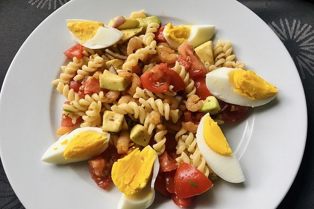 Lauwarmer Nudelsalat mit Garnelen, Avocado, Tomaten und Ei von HeidiMQ ...