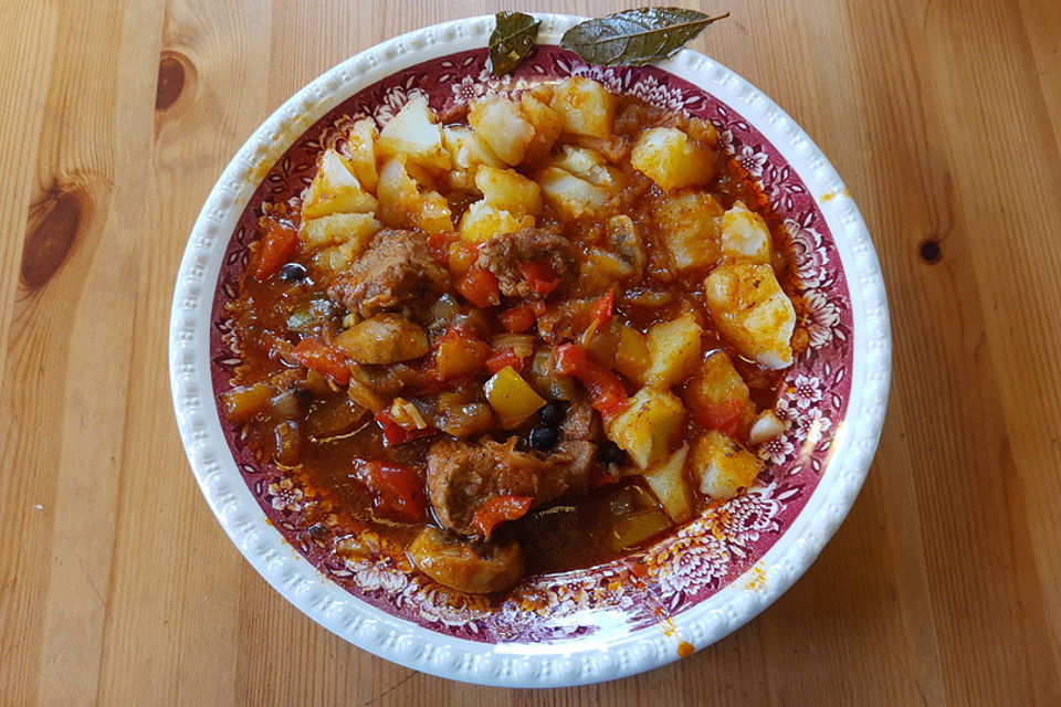 Paprika-Gulasch rotgelb vom Schweinenacken mit Champignons