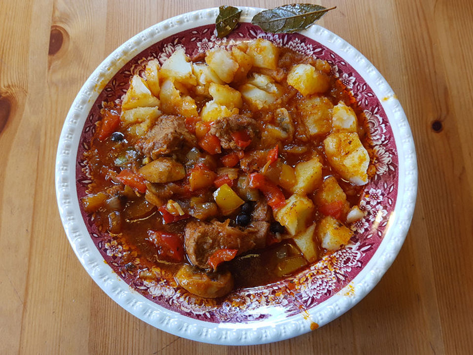 Paprika-Gulasch rotgelb vom Schweinenacken mit Champignons von sowa64 ...