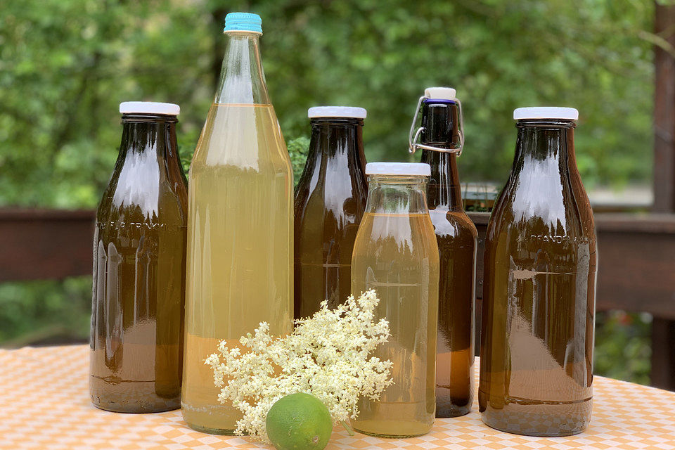 Holunderblütensirup mit wenig Zucker