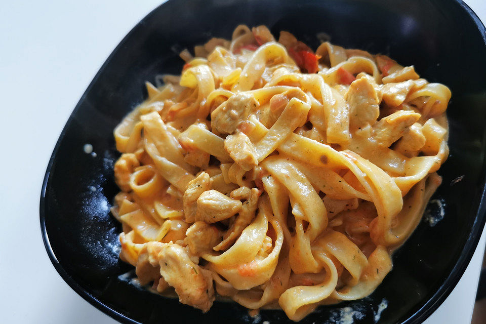 Tagliatelle mit Pute in Sahnesoße