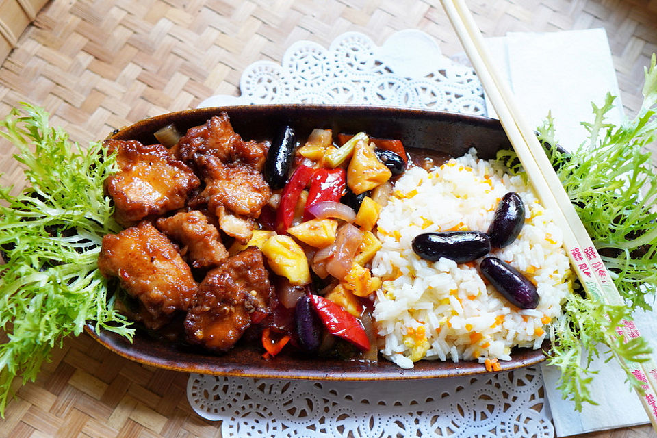 Schweinefleisch mit Ananas und Mandarinreis