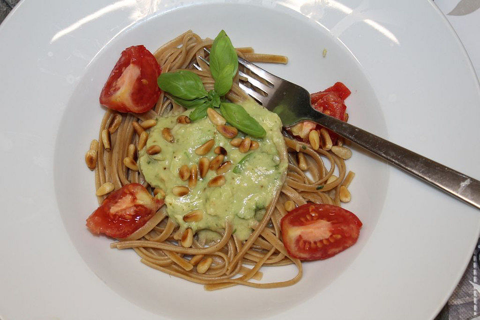 Nudeln mit Avocado-Pesto