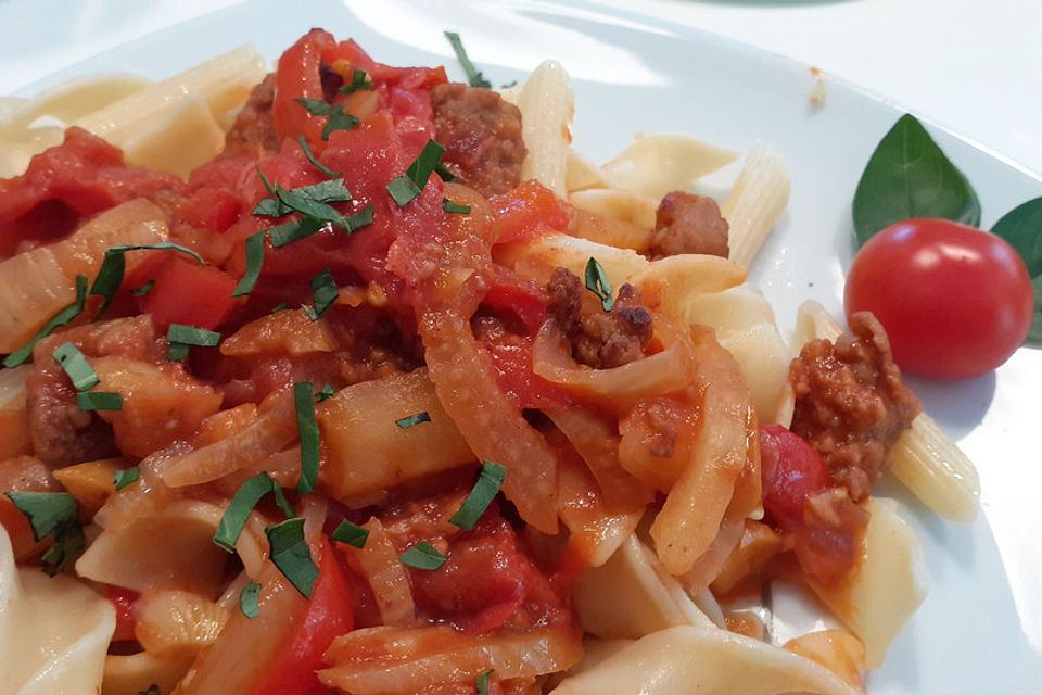 Fruchtig-scharfe Pasta mit Salsiccia