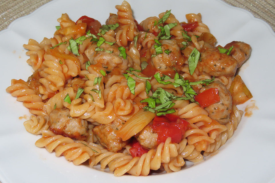 Fruchtig-scharfe Pasta mit Salsiccia