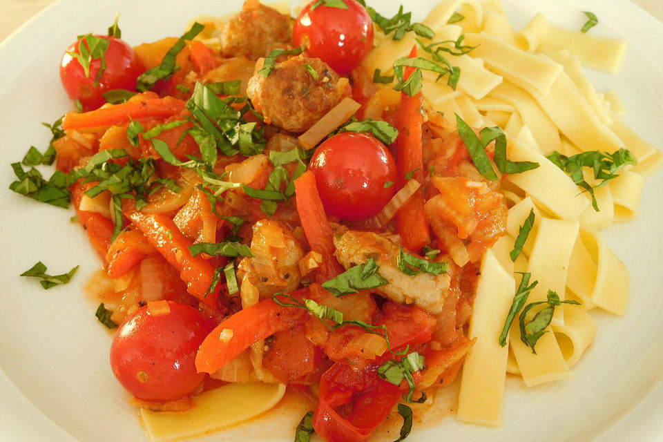 Fruchtig-scharfe Pasta mit Salsiccia