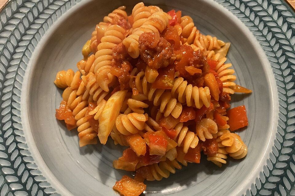 Fruchtig-scharfe Pasta mit Salsiccia