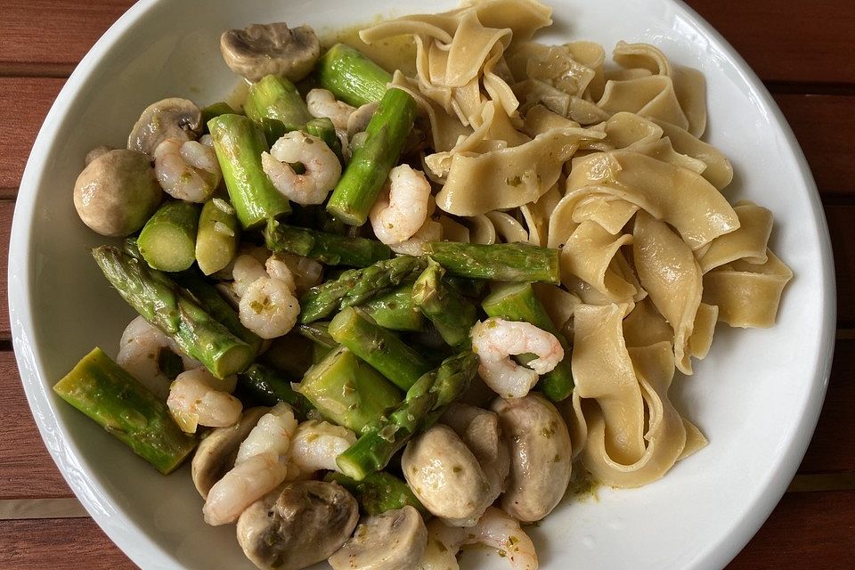 Grüner Spargel mit Champignons und Garnelen