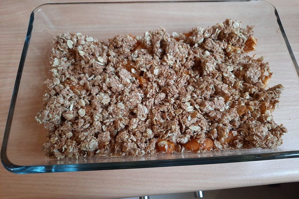 Aprikosen Crumble mit Haferflocken-Joghurt-Streuseln