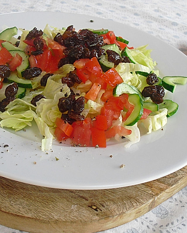 Grüner Salat mit Tomaten, Gurken und Sultaninen