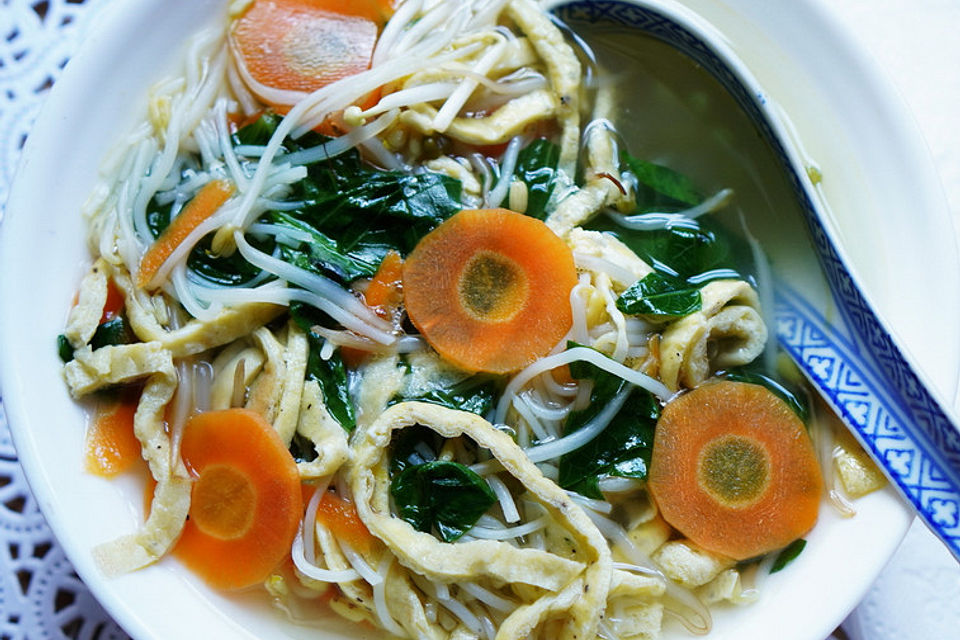 Kantonesische Nudelsuppe mit zweierlei Nudeln und Gemüse