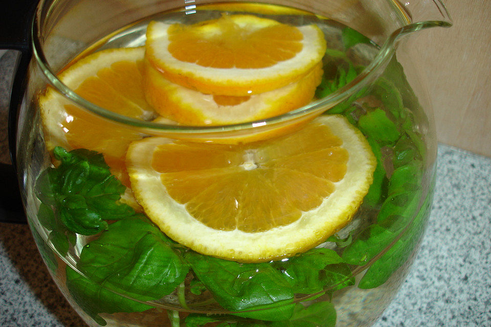 Aromatisiertes Wasser mit Orange und Basilikum