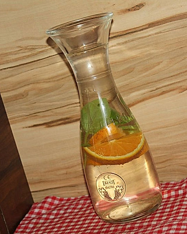 Aromatisiertes Wasser mit Orange und Basilikum
