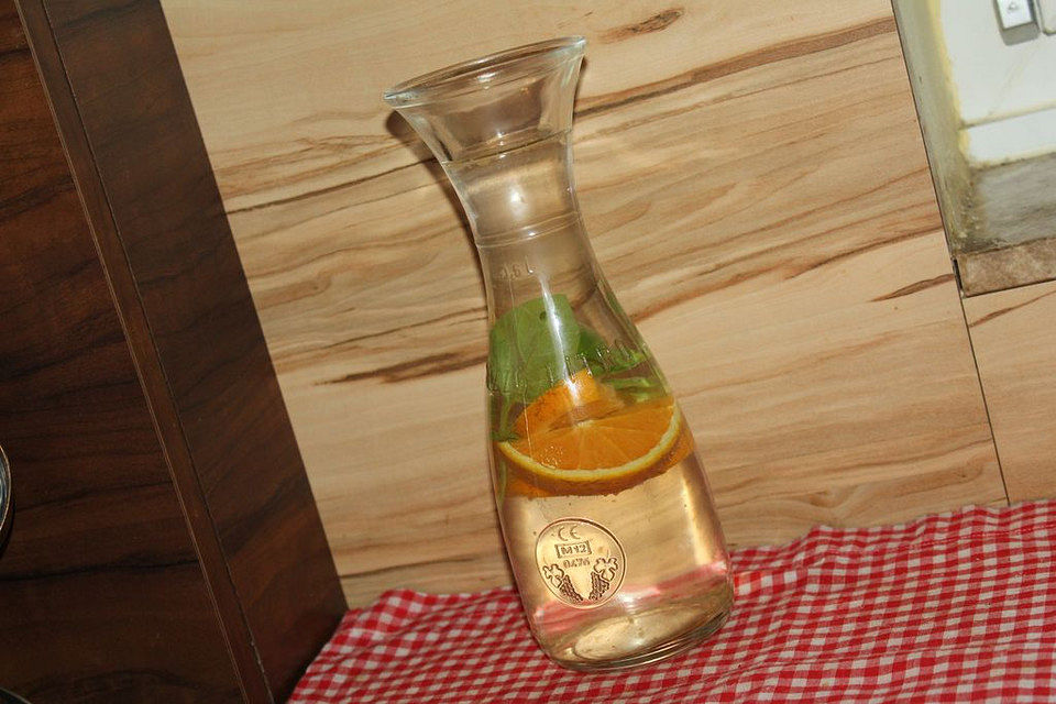 Aromatisiertes Wasser mit Orange und Basilikum